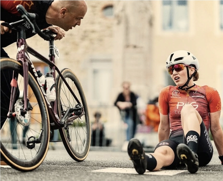 Je suis au bord de la route lors d’un accompagnement cycliste